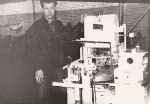 <p>Genius Balaika als Arbeiter in der Automatenfabrik in Kapsukas (heute Marijampolė). 1960er Jahre.<br />
<em>Aus dem Familienarchiv</em></p>
