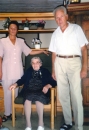 <p>Genius Balaika (Hans Heinrich) und seine Frau Elena besuchen Ella Heinrich im Seniorenheim. Deutschland, um 1998–1999.<br />
<em>Aus dem Familienarchiv</em></p>
